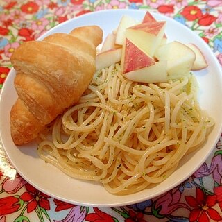 明太子パスタと林檎とクロワッサン♬